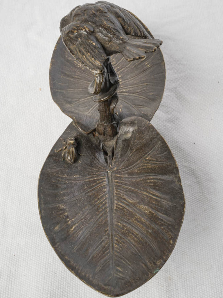 Naturalistic bronze leaf design
