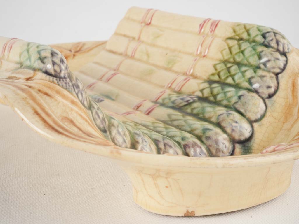 Artichoke-well equipped porcelain cradle