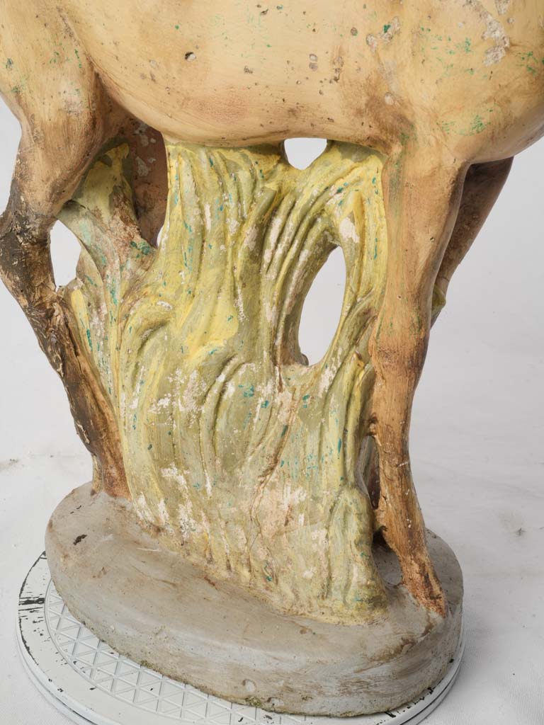 Attentive posture French doe figure