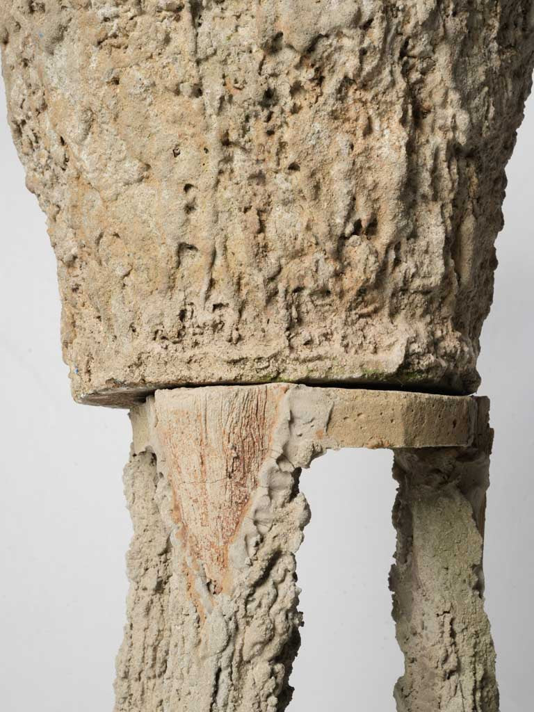 Naturalistic vertical groove planter