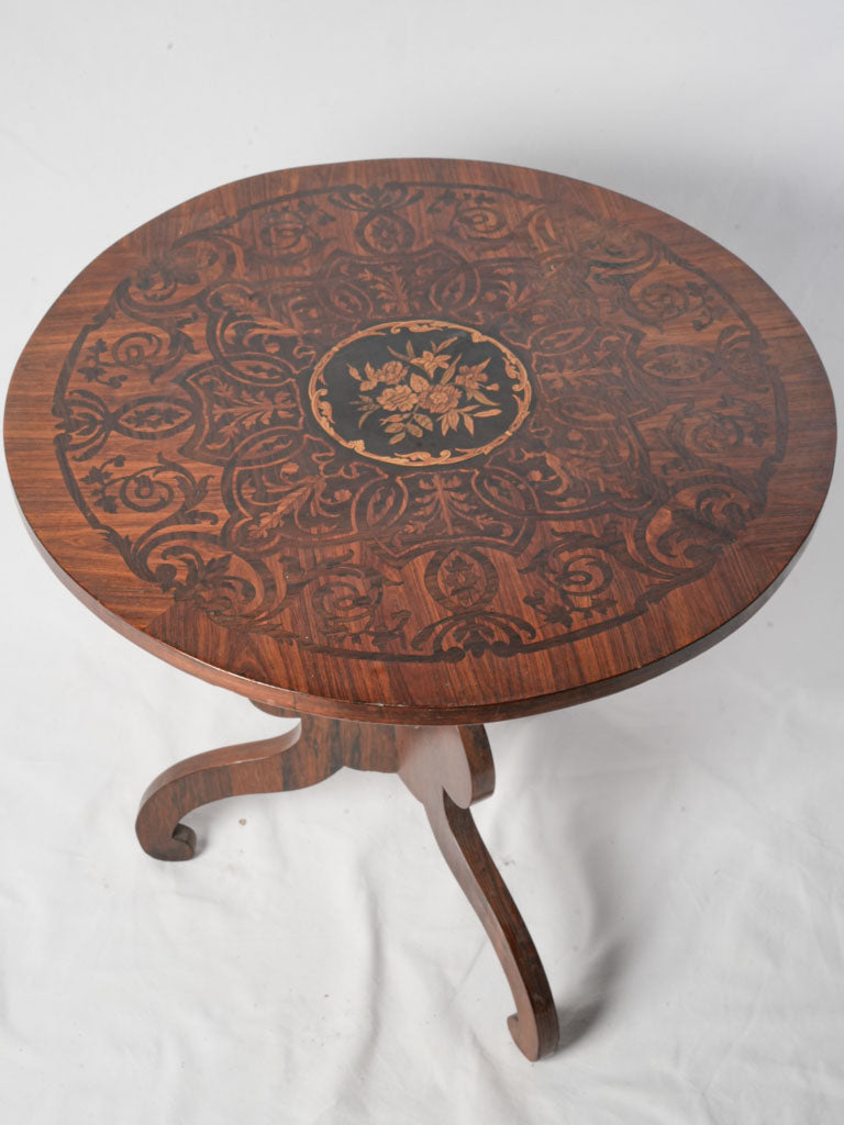 Historical charm tilt-top guéridon