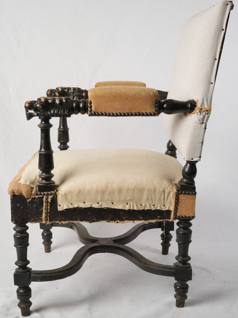 Classic French-baroque lionhead seat
