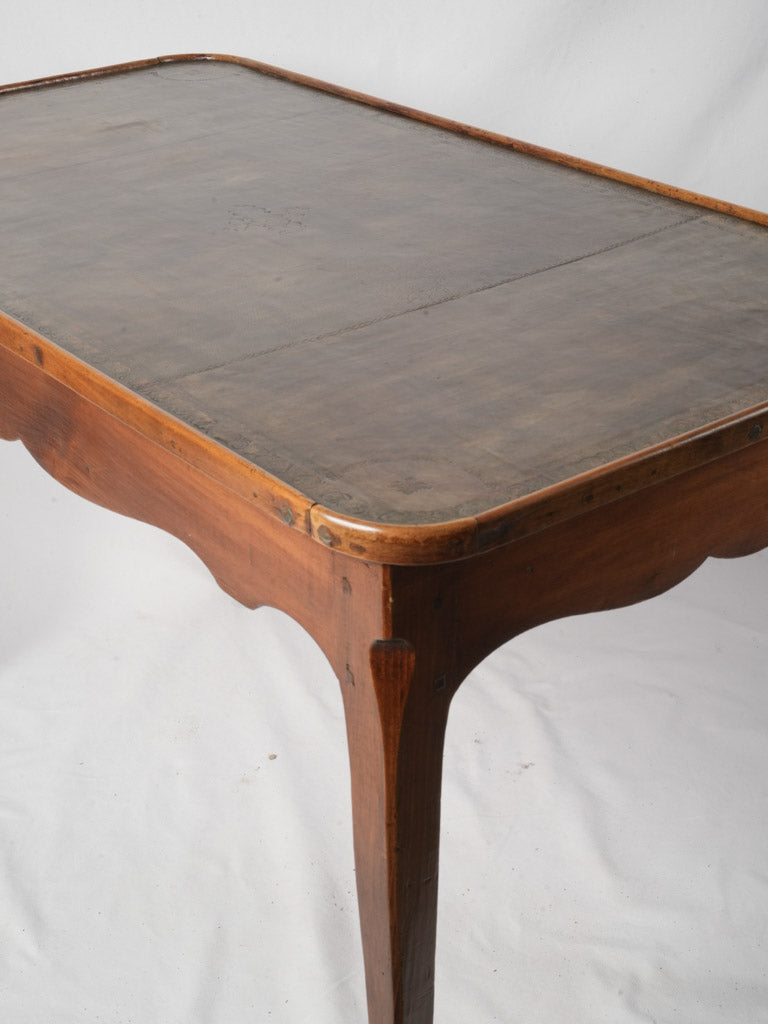 Delicate layering desk