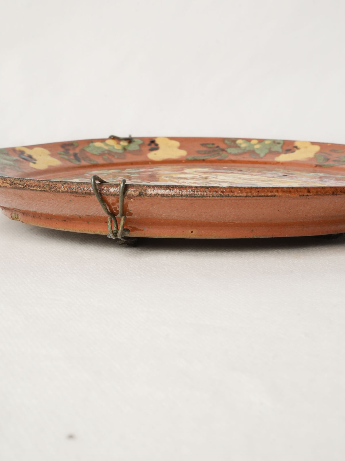 French Decorative Géry Slipware Plate w/ "Japonisme" Crane and Floral Decoration, 1920–1950 - 8¾"