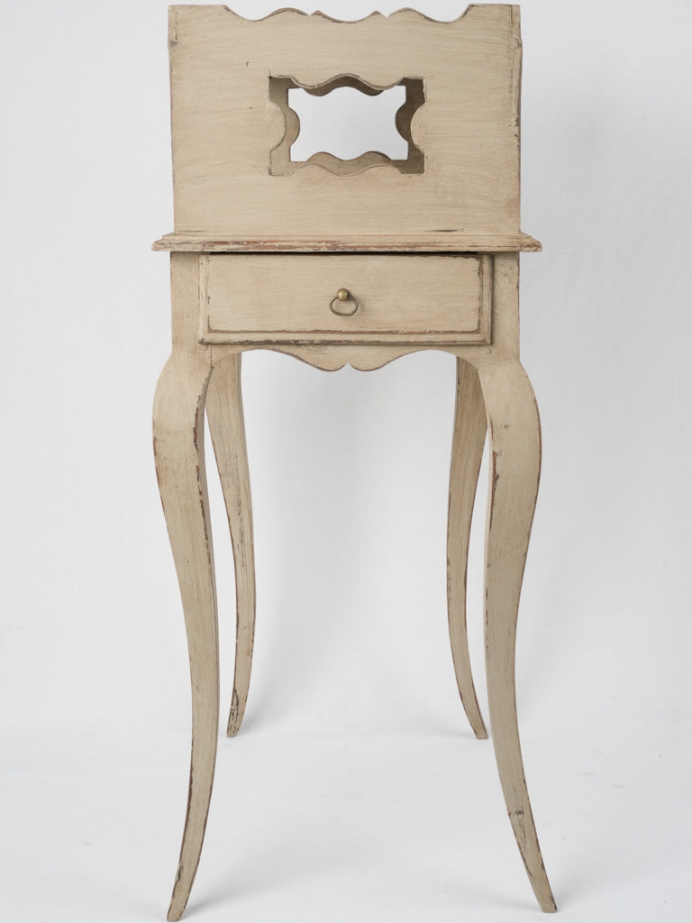 Vintage soft-finished scallop-edged table