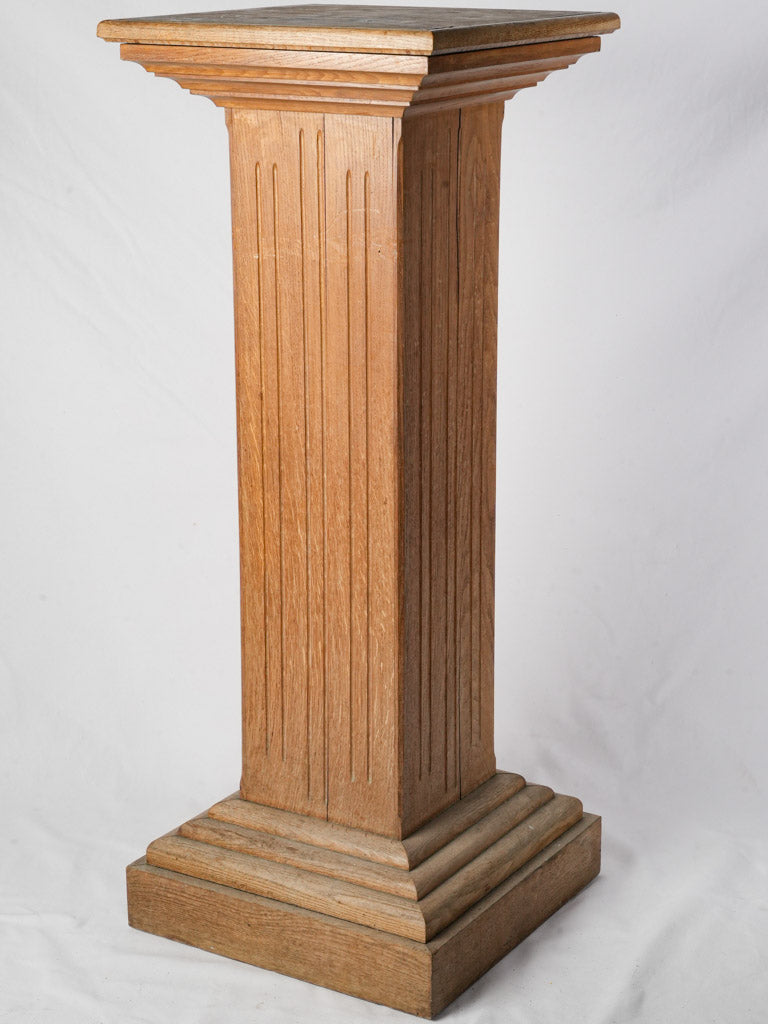 Tall grooved oak pedestal stand