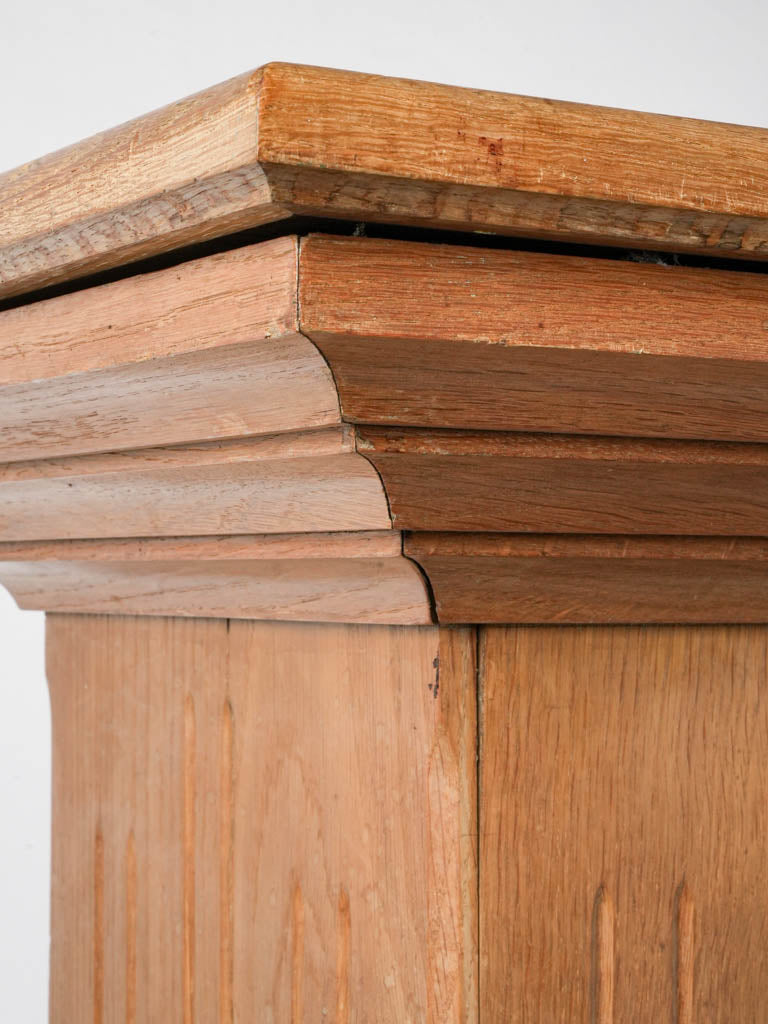 Proportionate oak vase pedestal