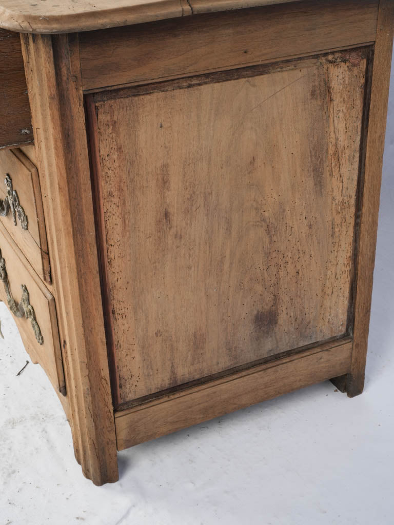 Curved-front cabriole legs cabinet