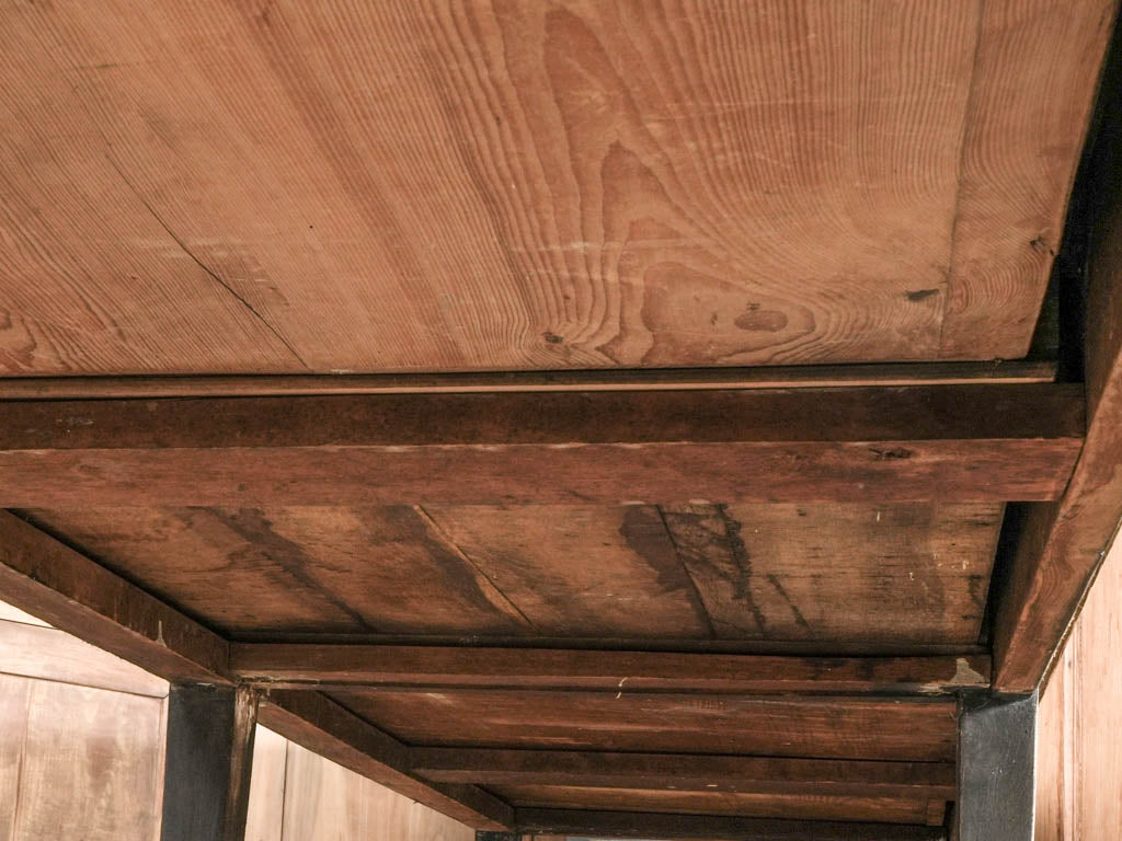 Traditional square tapered table