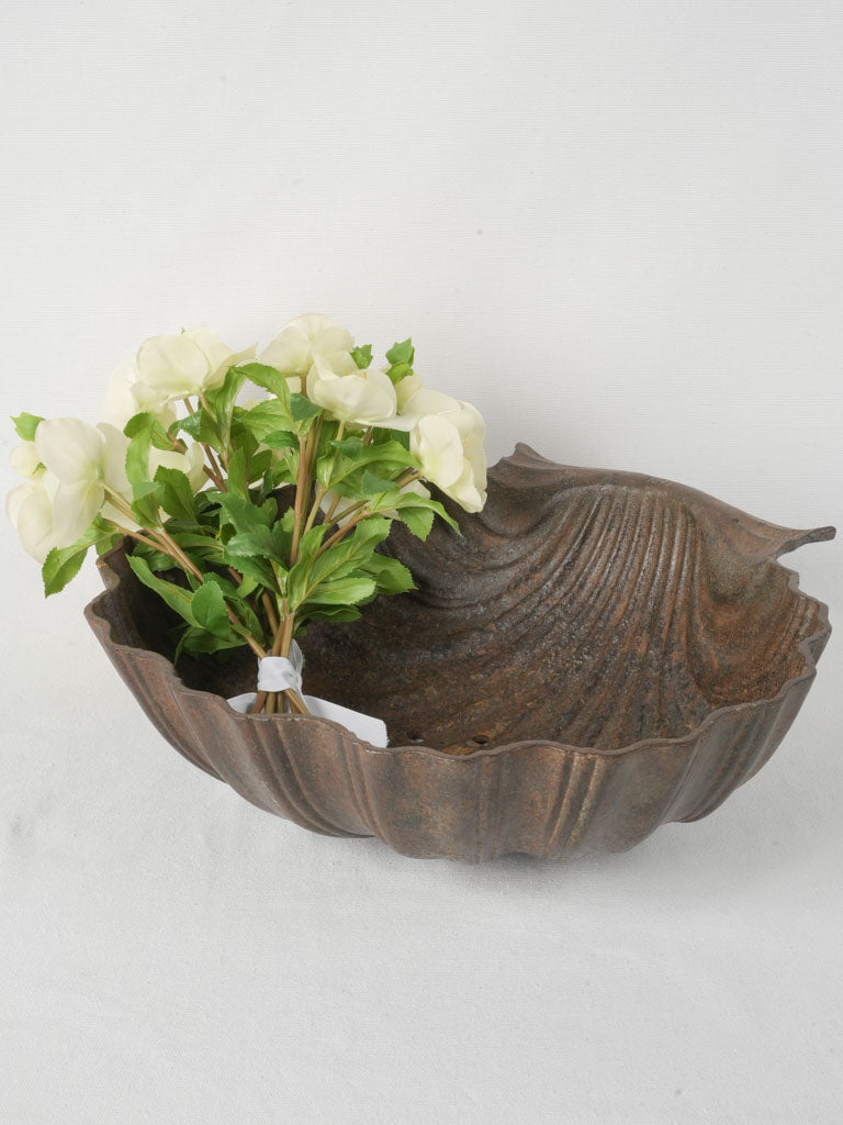 Gracefully sculpted shell-form bénitier