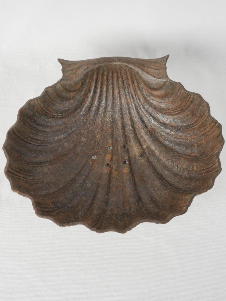 Delicately executed shell-shaped bénitier