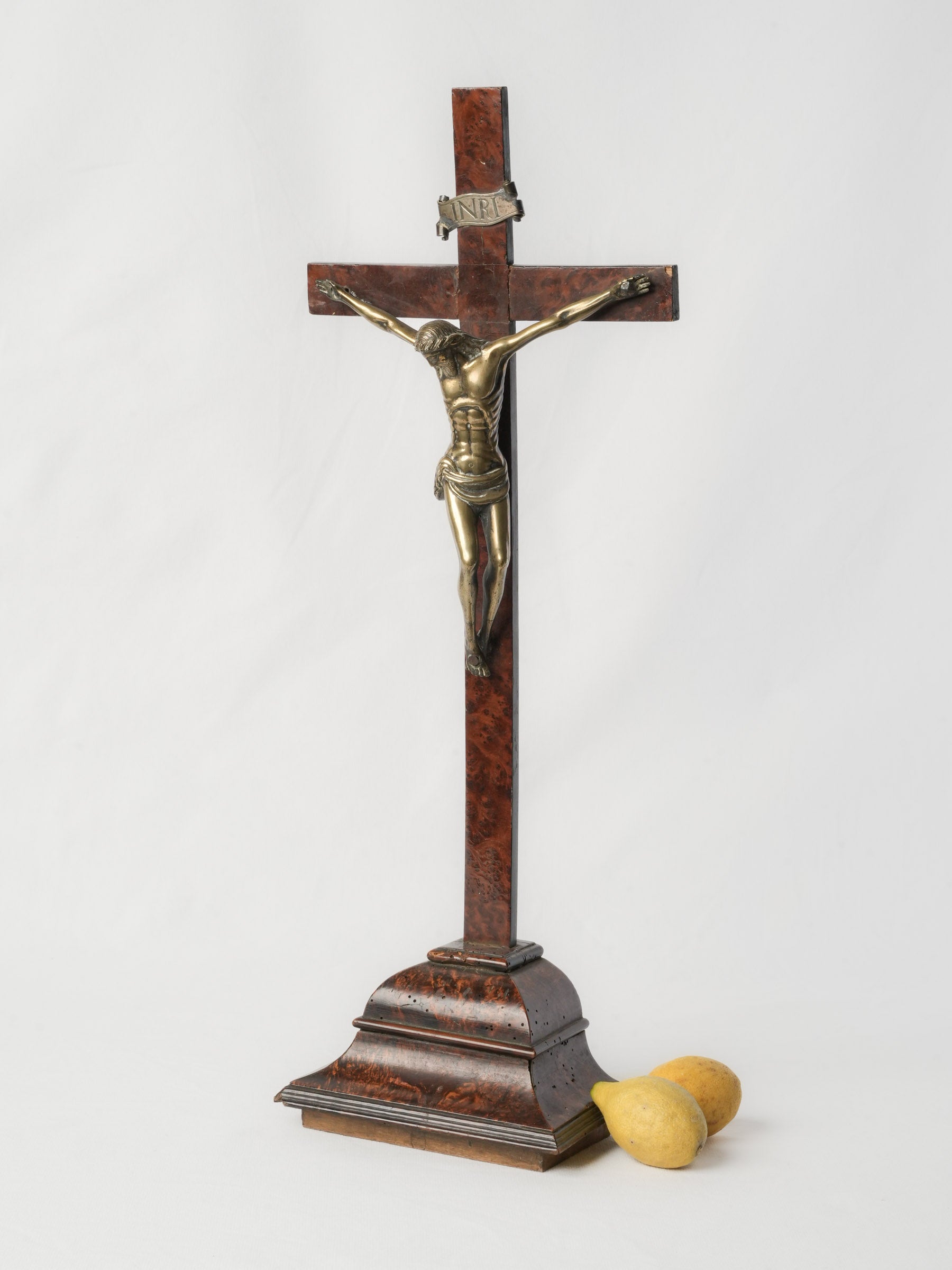 French Baroque Chapel Crucifix in Bronze and Burlwood, Early 17th Century - 23¾"