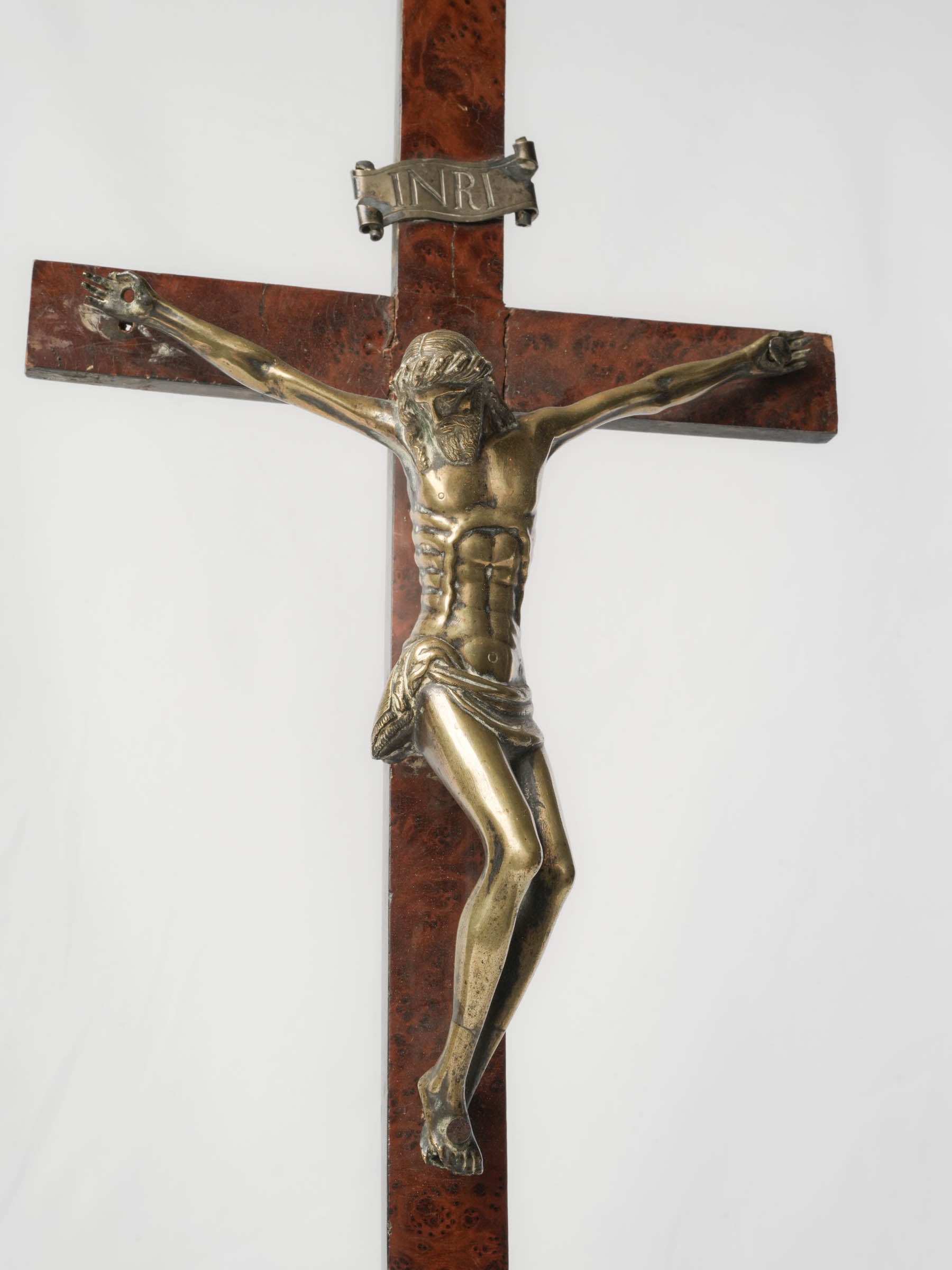 French Baroque Chapel Crucifix in Bronze and Burlwood, Early 17th Century - 23¾"