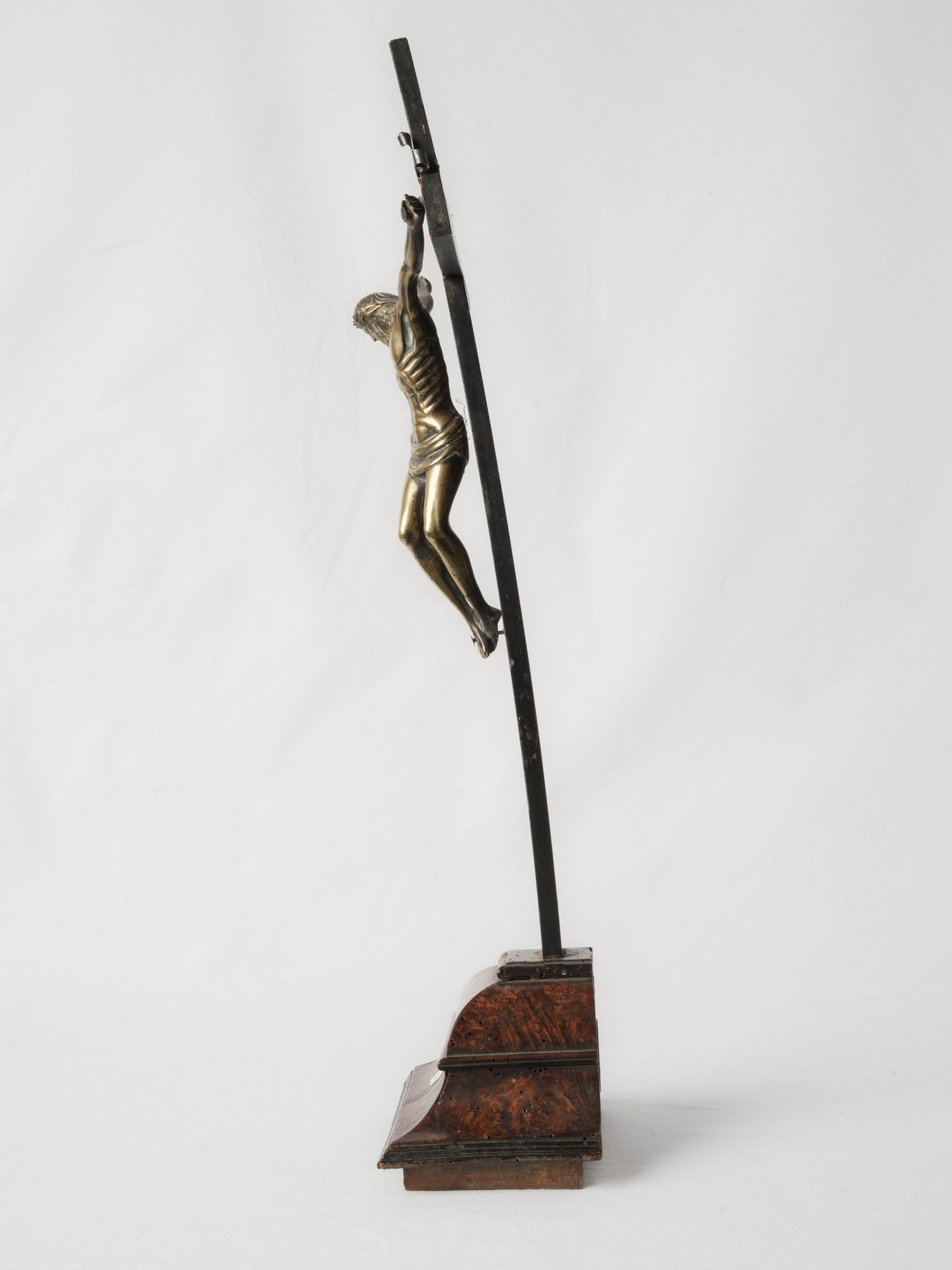 French Baroque Chapel Crucifix in Bronze and Burlwood, Early 17th Century - 23¾"
