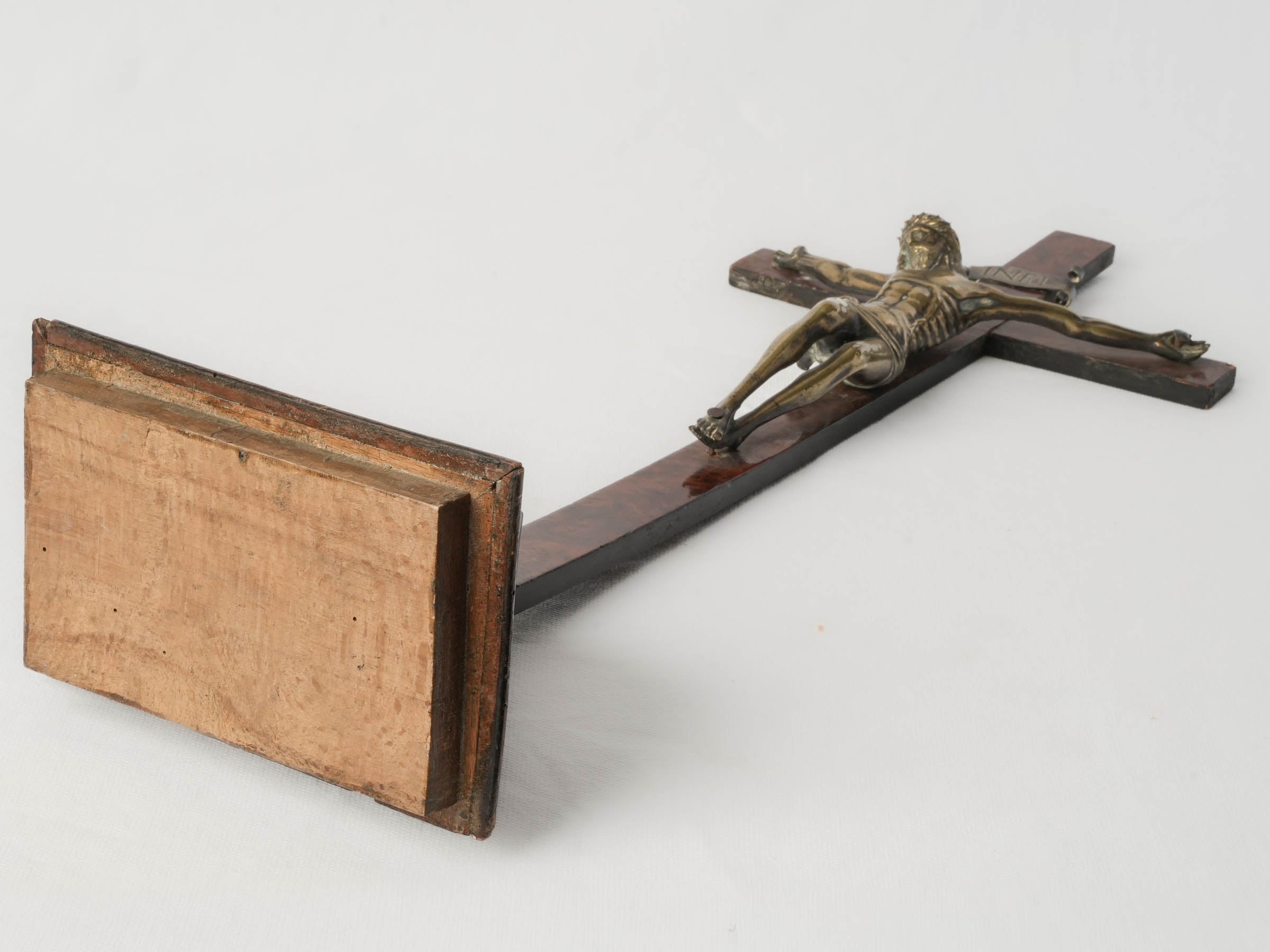 French Baroque Chapel Crucifix in Bronze and Burlwood, Early 17th Century - 23¾"