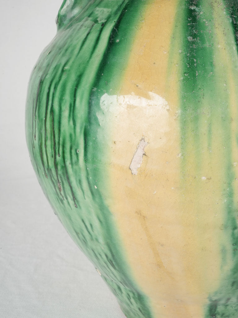 Perpendicular spout water pitcher