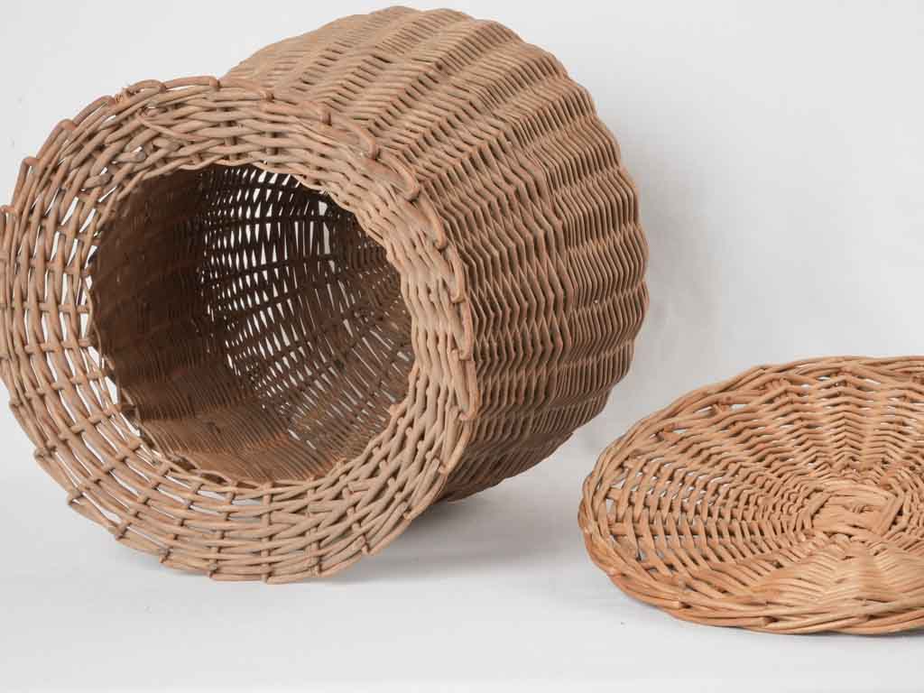 Retro-style woven laundry receptacle