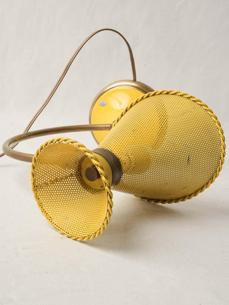 Cheerfully twisted rope-edge lamp