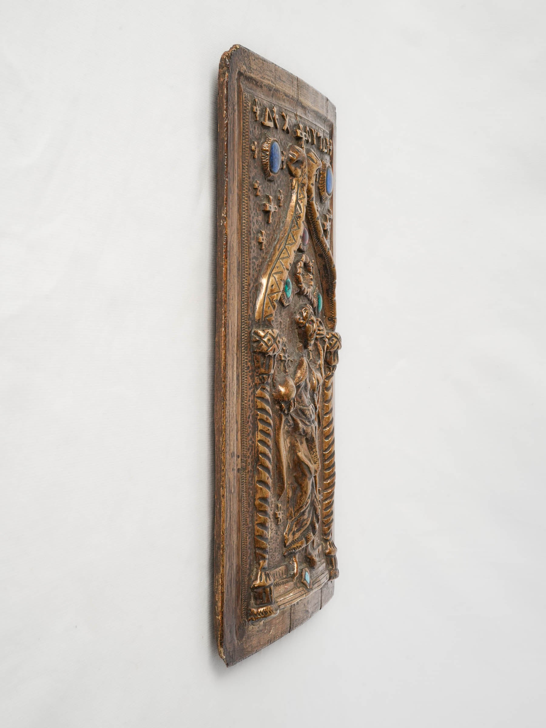 Striking, inset glass eye decoration