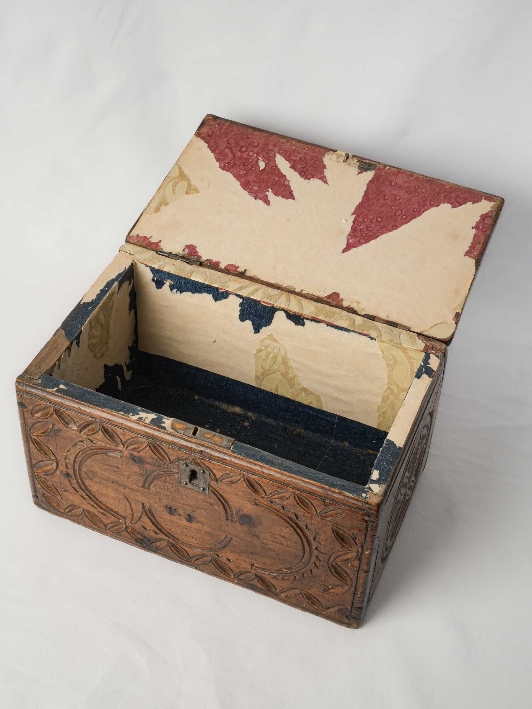 Historical larch/pine memory box