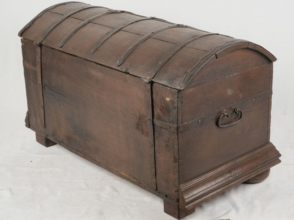 Simple rural craftsmanship treasure chest