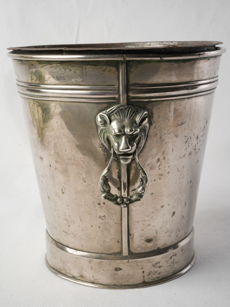 Distinctive ribbed ice bucket
