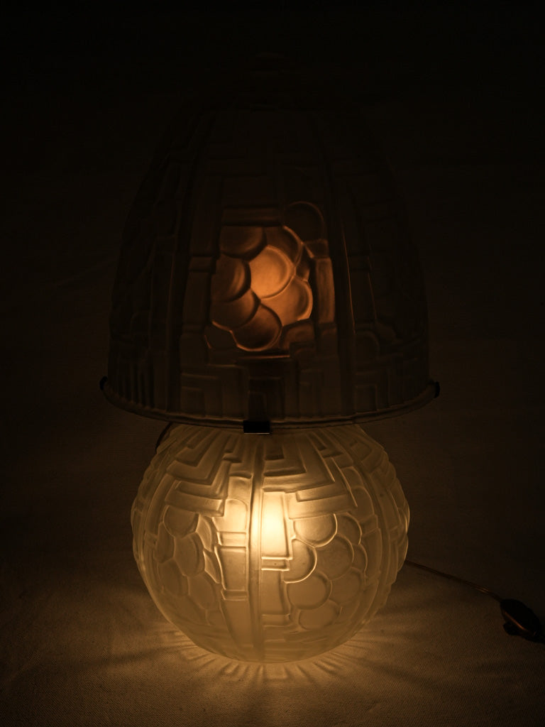 Timeless 1930s-inspired table lamp  