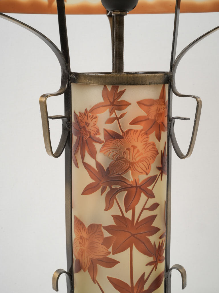 Antique craftsmanship floral-patterned lamp