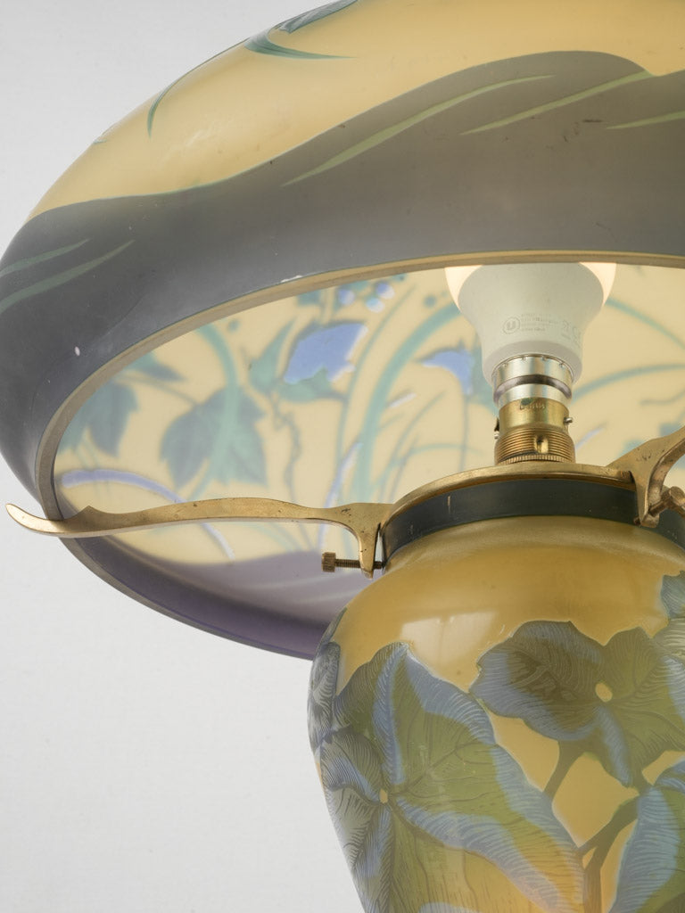 Textured three-dimensional glass lamp