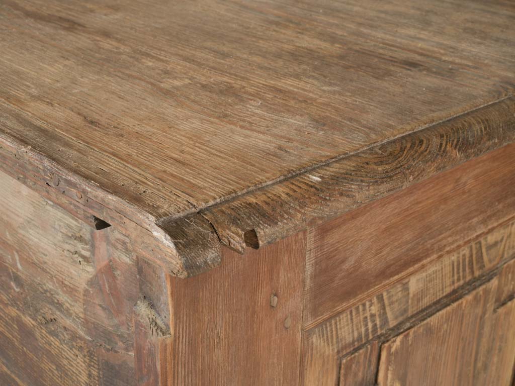 Key-lock mechanism commode