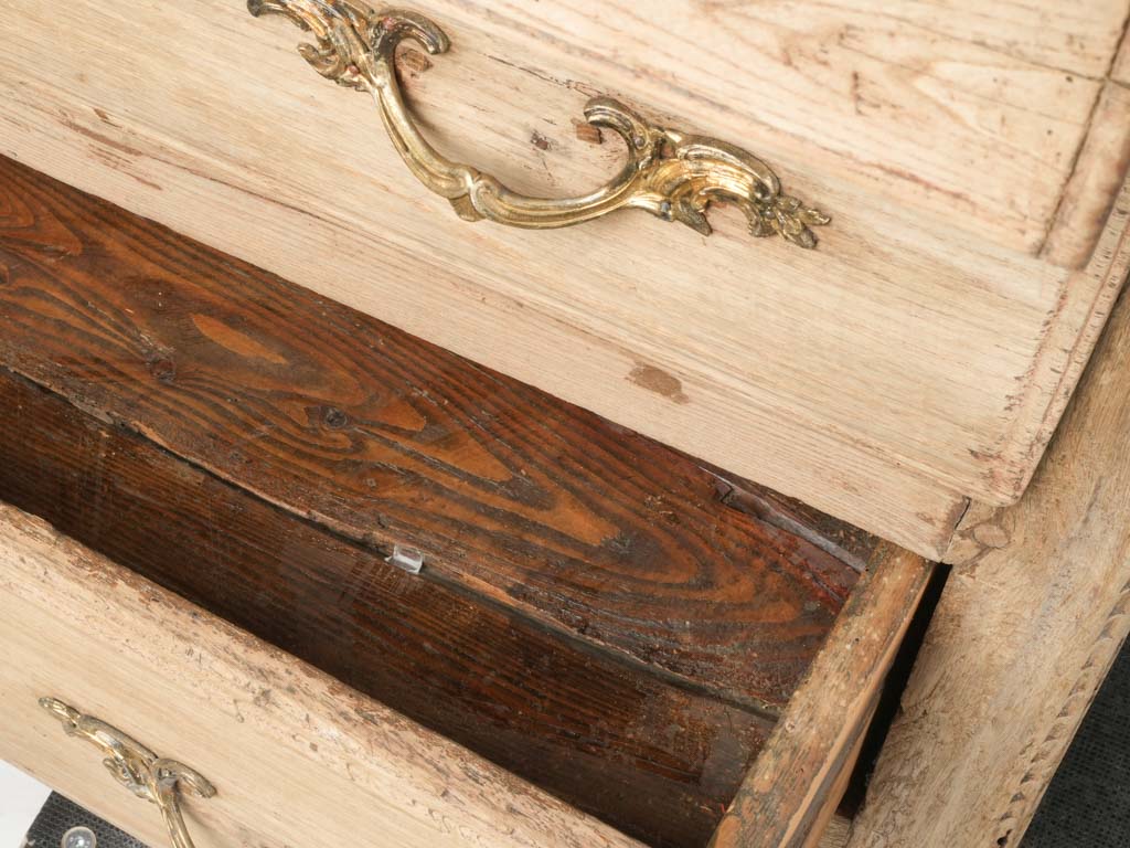 Distinctive shallow depth commode
