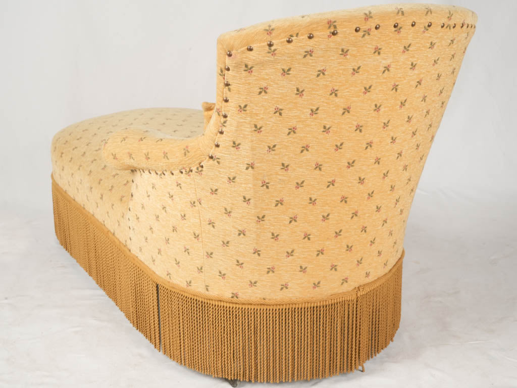Luxurious patterned upholstery méridienne