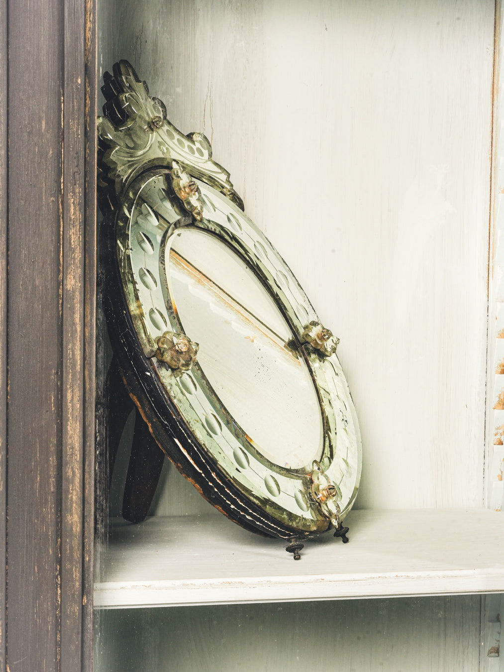 Delicate Venetian-style dressing mirror