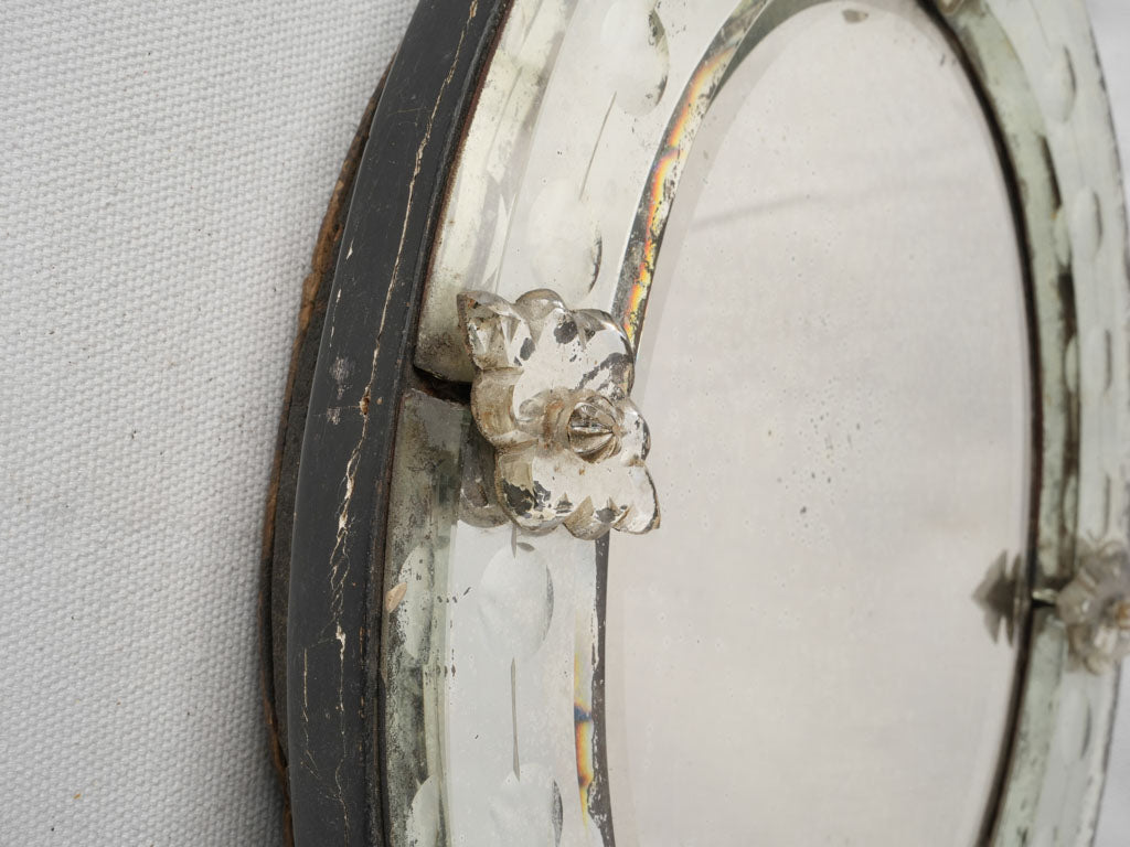 Usable delicate oval mirror