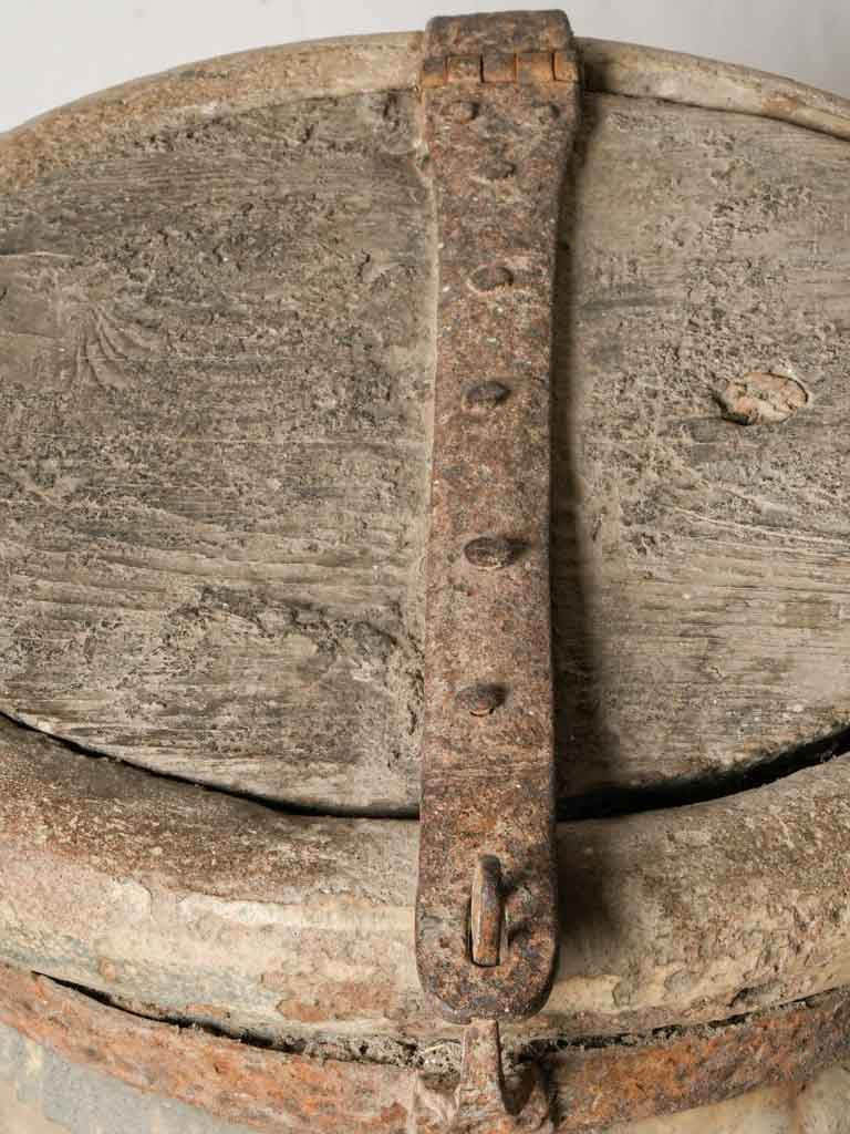 Ingenious period-fitting lid