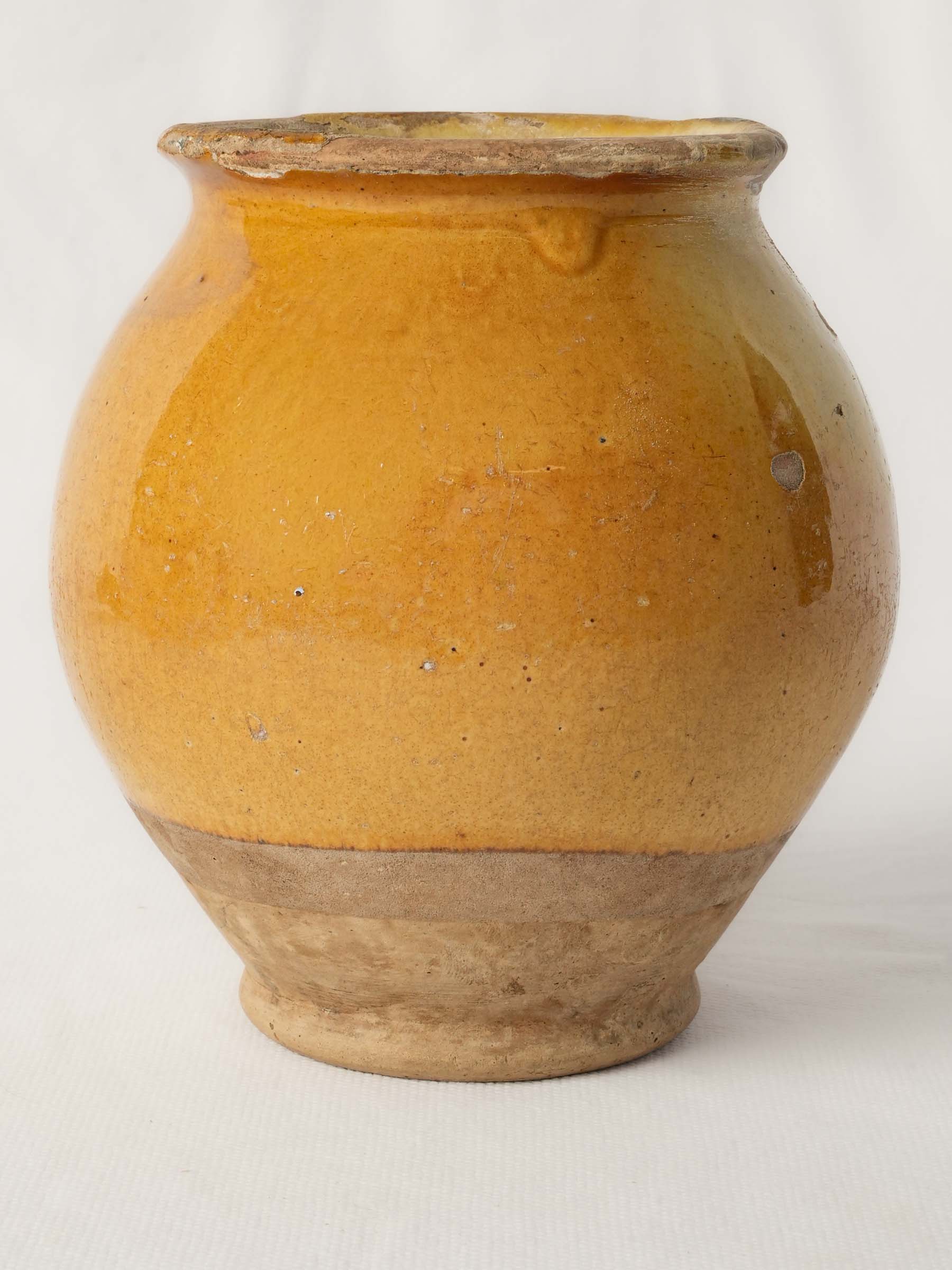 Distinctive honey-mustard glaze pot