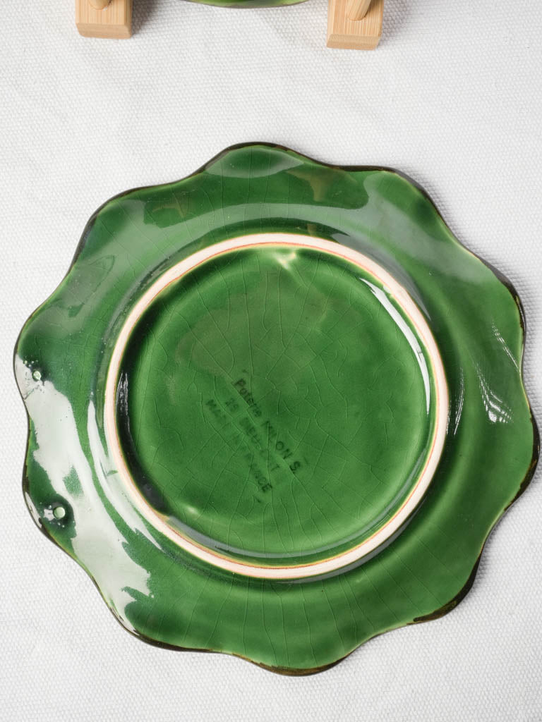 Distinctive dark rimmed plates