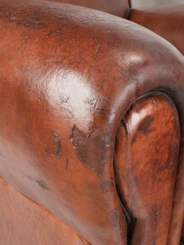 Aged Havana leather with wooden base