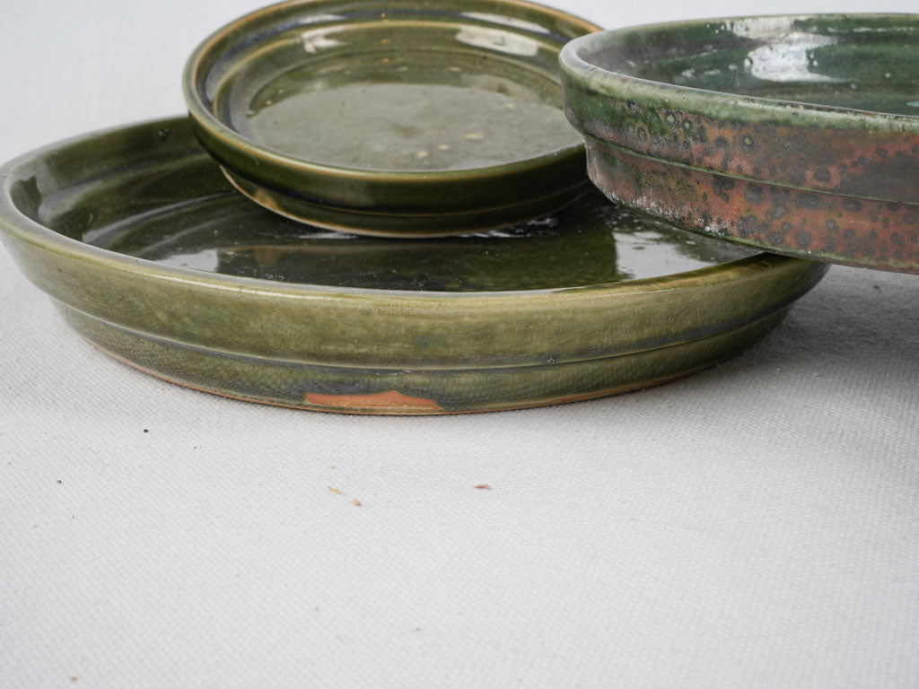 Distinctively glazed ceramic dinnerware set