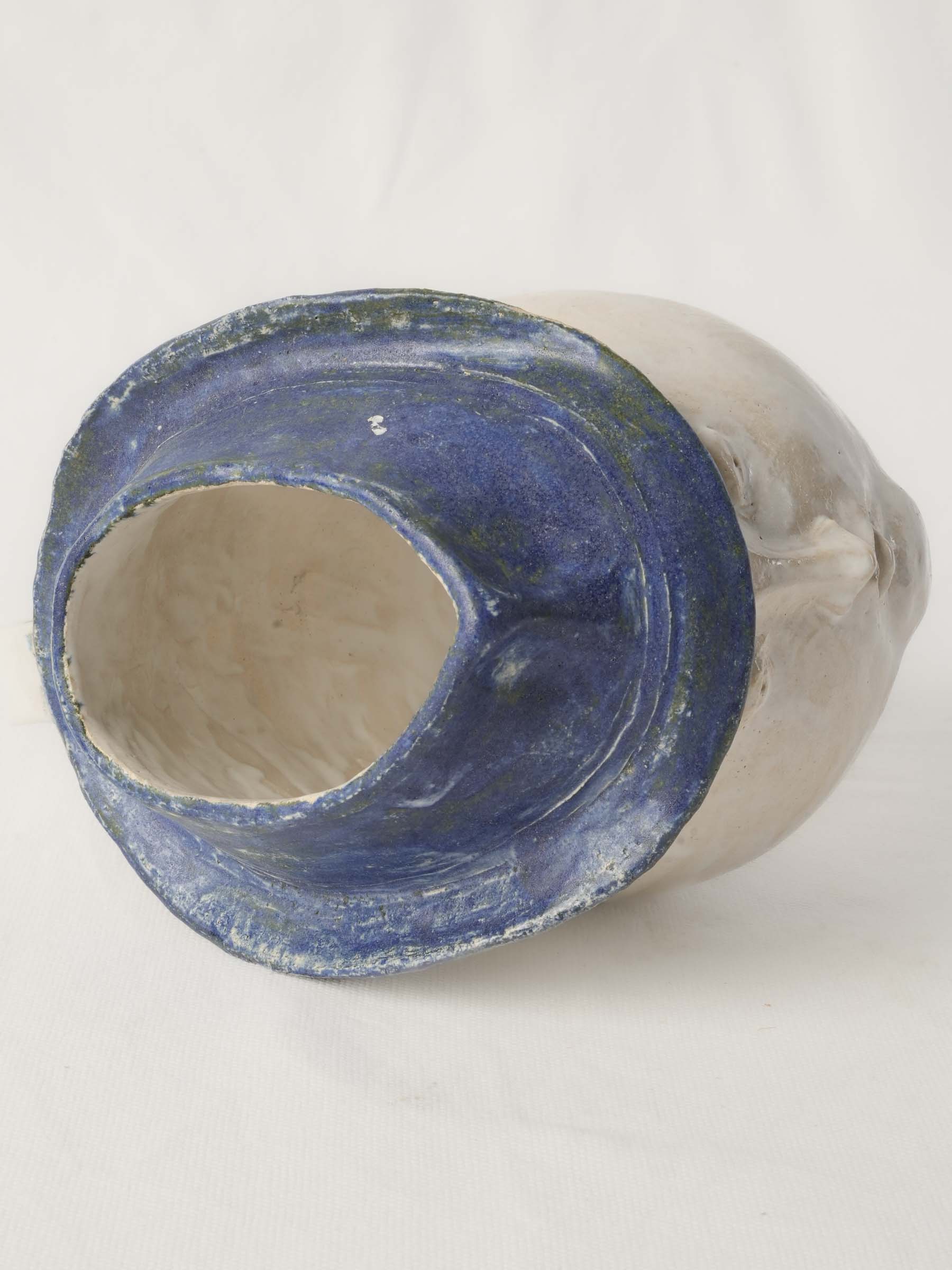 Simplified form decorative object