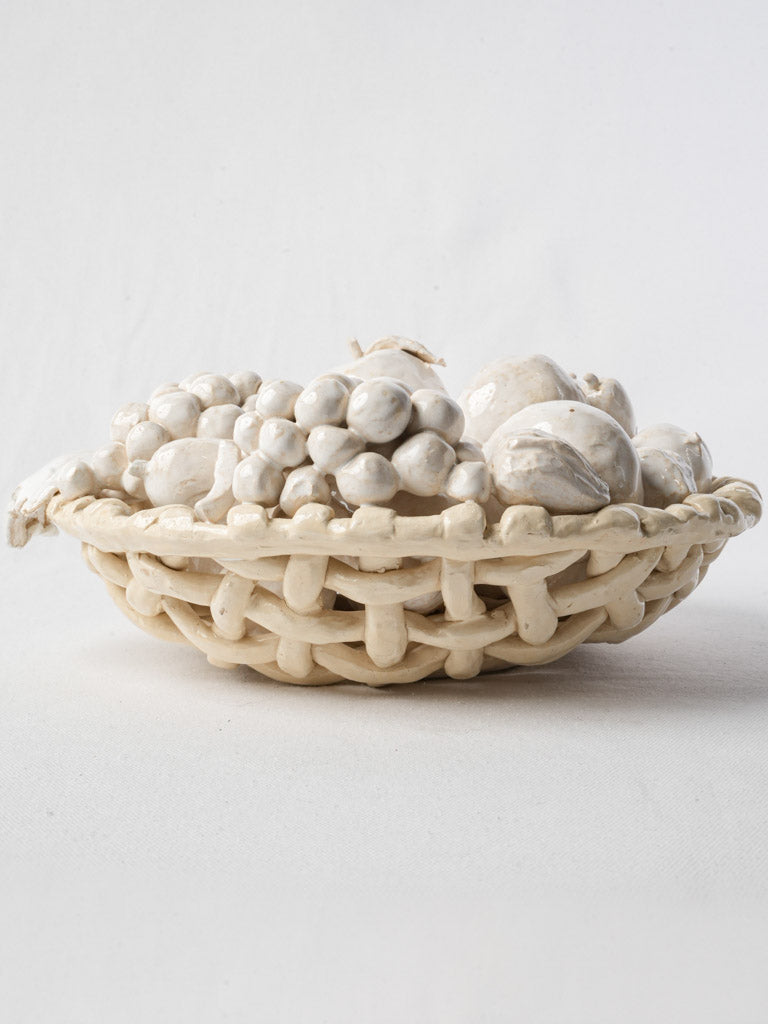 Charming monochrome table decoration