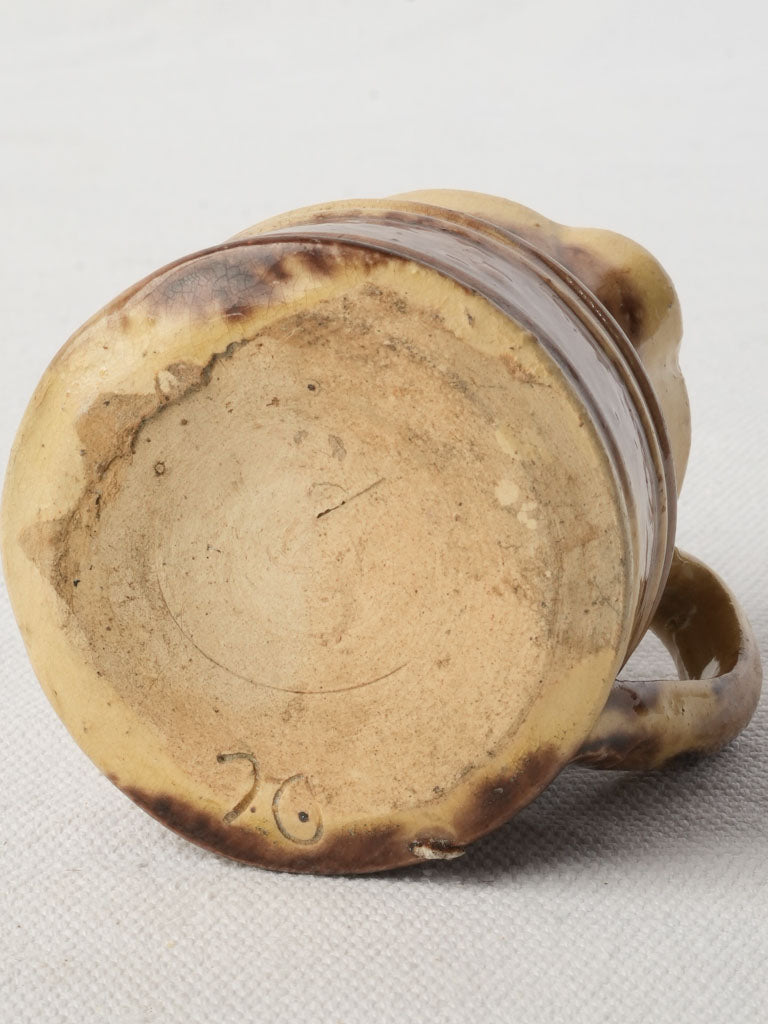 Stylishly pinched spout clay pourer