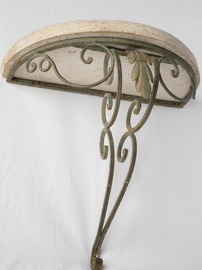 Compact sophisticated wall bracket
