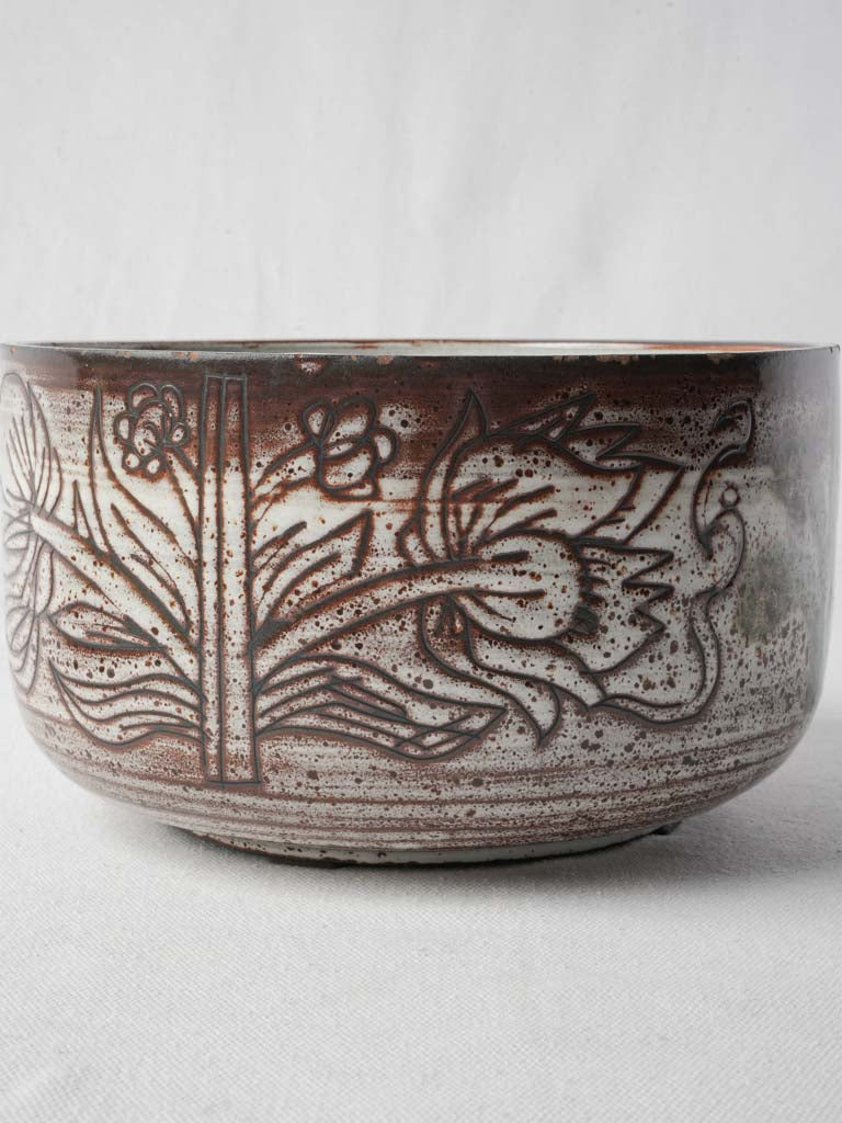 Distinctive rooster motif salad bowl