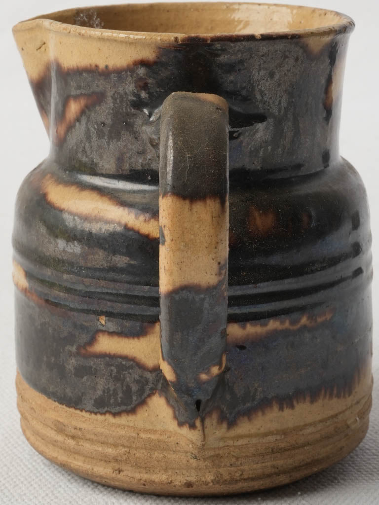 Iridescent charcoal-brown kitchen accessory