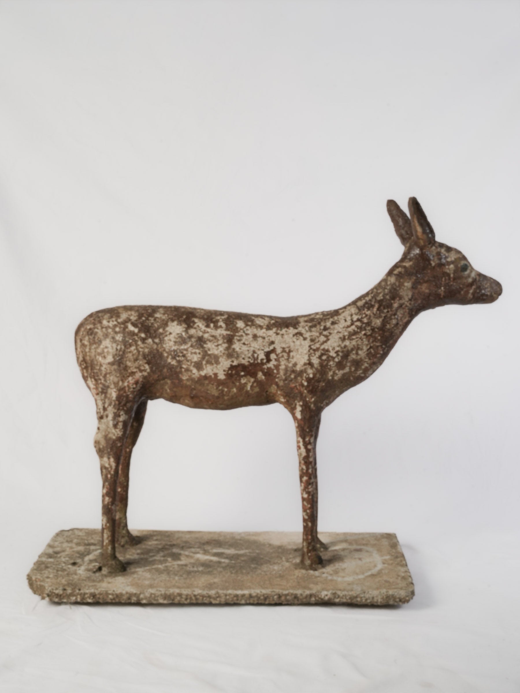Folk-inspired concrete decoration