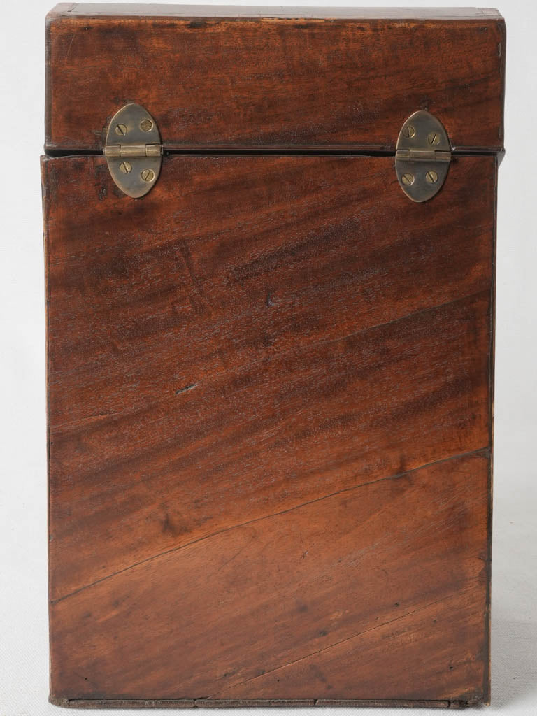Decorative mahogany tableware organizer