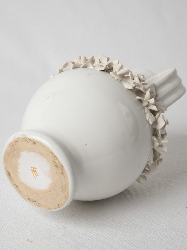 Refined craftsmanship ceramic vase