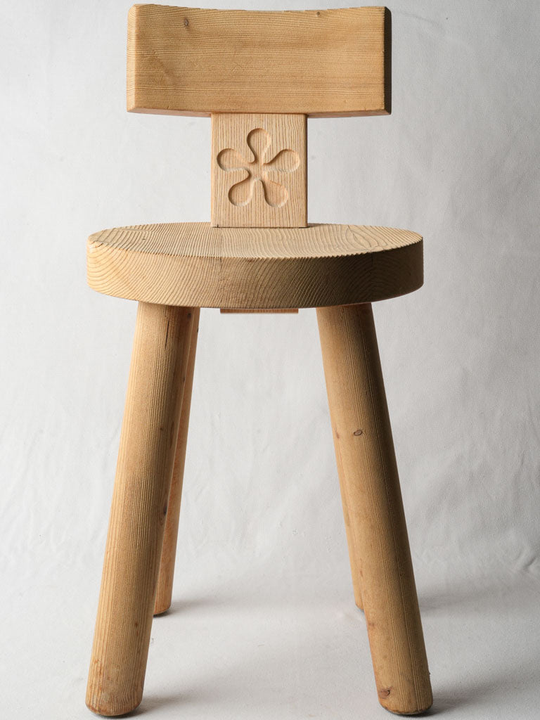 Elegant crafted pinewood chair