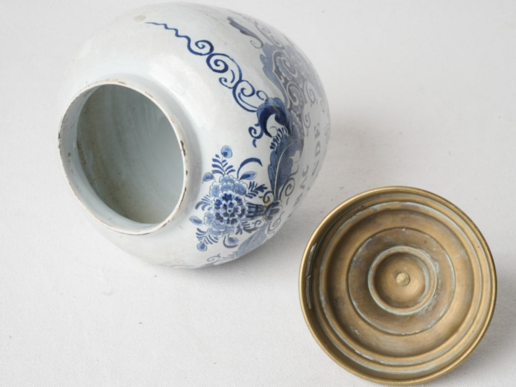Classic Delft-inspired floral piece
